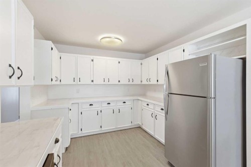 5031 Vienna Drive Nw, Calgary, AB - Indoor Photo Showing Kitchen