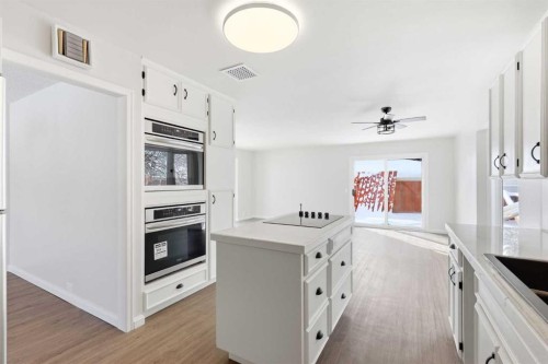 5031 Vienna Drive Nw, Calgary, AB - Indoor Photo Showing Kitchen