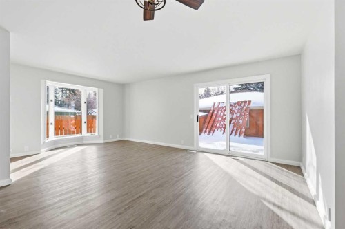 5031 Vienna Drive Nw, Calgary, AB - Indoor Photo Showing Living Room