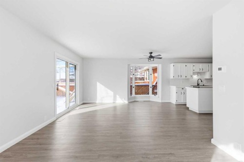 5031 Vienna Drive Nw, Calgary, AB - Indoor Photo Showing Living Room