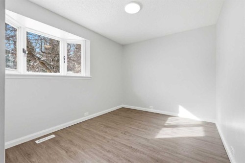 5031 Vienna Drive Nw, Calgary, AB - Indoor Photo Showing Other Room