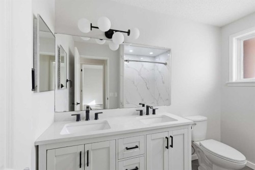 5031 Vienna Drive Nw, Calgary, AB - Indoor Photo Showing Bathroom