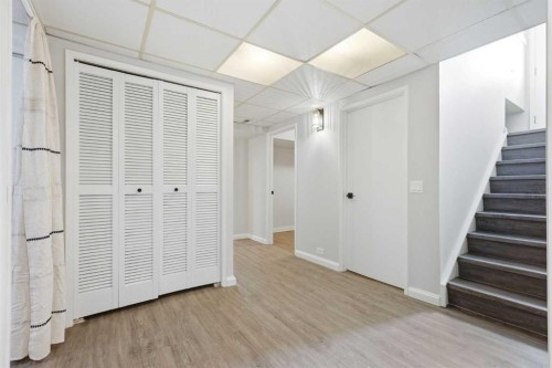 5031 Vienna Drive Nw, Calgary, AB - Indoor Photo Showing Other Room