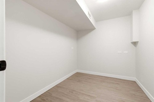 5031 Vienna Drive Nw, Calgary, AB - Indoor Photo Showing Other Room