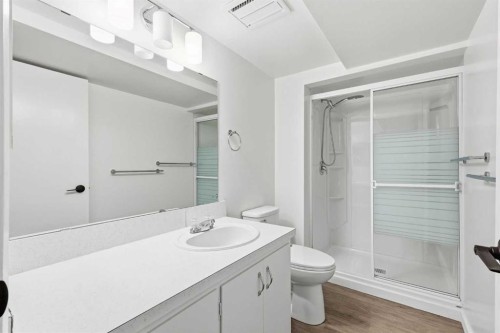5031 Vienna Drive Nw, Calgary, AB - Indoor Photo Showing Bathroom