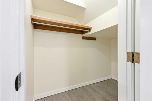 5031 Vienna Drive Nw, Calgary, AB - Indoor