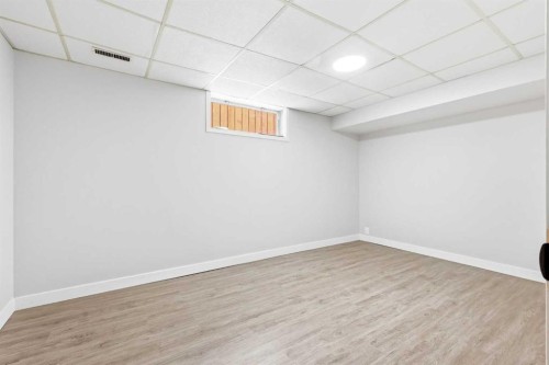 5031 Vienna Drive Nw, Calgary, AB - Indoor Photo Showing Other Room