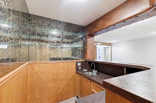 5031 Vienna Drive Nw, Calgary, AB - Indoor Photo Showing Kitchen
