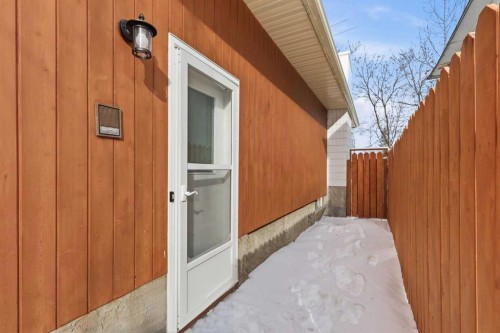 5031 Vienna Drive Nw, Calgary, AB - Outdoor With Exterior