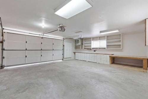 5031 Vienna Drive Nw, Calgary, AB - Indoor Photo Showing Garage