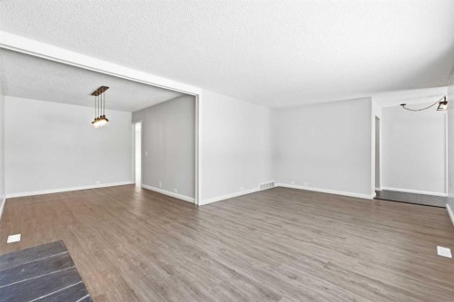 5031 Vienna Drive Nw, Calgary, AB - Indoor Photo Showing Other Room