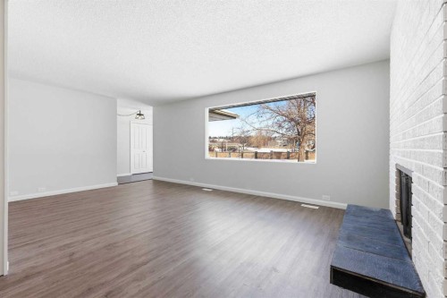 5031 Vienna Drive Nw, Calgary, AB - Indoor Photo Showing Living Room
