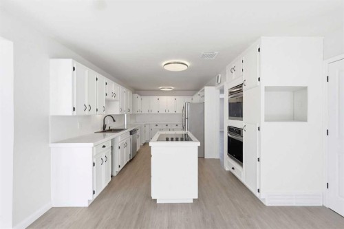 5031 Vienna Drive Nw, Calgary, AB - Indoor Photo Showing Other Room