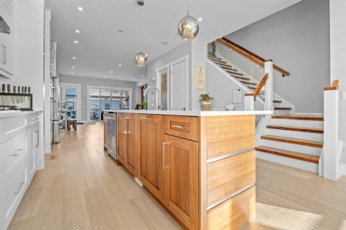 420 14 Avenue Ne, Calgary, AB - Indoor Photo Showing Kitchen