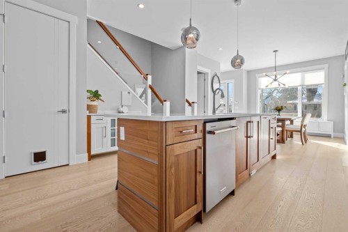 420 14 Avenue Ne, Calgary, AB - Indoor Photo Showing Kitchen With Upgraded Kitchen