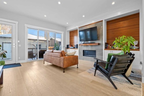 420 14 Avenue Ne, Calgary, AB - Indoor Photo Showing Living Room With Fireplace