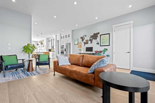420 14 Avenue Ne, Calgary, AB - Indoor Photo Showing Living Room