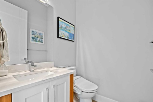 420 14 Avenue Ne, Calgary, AB - Indoor Photo Showing Bathroom