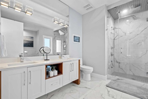 420 14 Avenue Ne, Calgary, AB - Indoor Photo Showing Bathroom