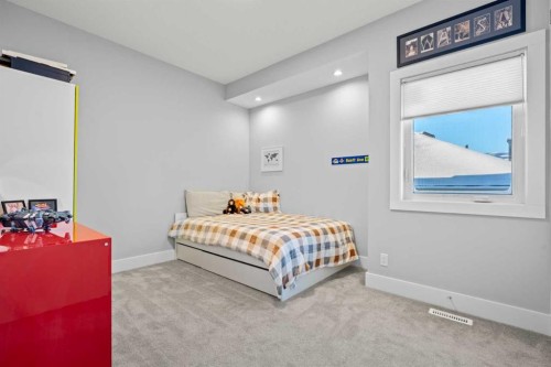 420 14 Avenue Ne, Calgary, AB - Indoor Photo Showing Bedroom