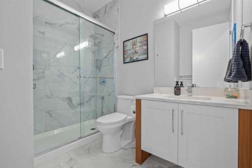 420 14 Avenue Ne, Calgary, AB - Indoor Photo Showing Bathroom