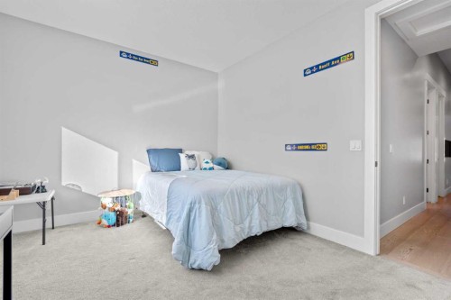 420 14 Avenue Ne, Calgary, AB - Indoor Photo Showing Bedroom