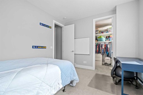 420 14 Avenue Ne, Calgary, AB - Indoor Photo Showing Bedroom