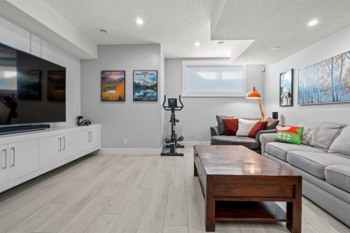 420 14 Avenue Ne, Calgary, AB - Indoor Photo Showing Living Room