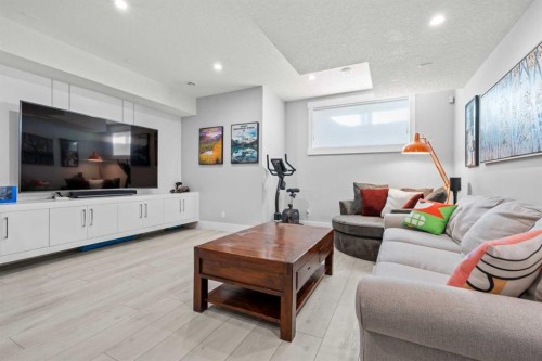 420 14 Avenue Ne, Calgary, AB - Indoor Photo Showing Living Room