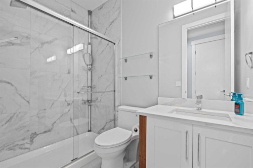 420 14 Avenue Ne, Calgary, AB - Indoor Photo Showing Bathroom