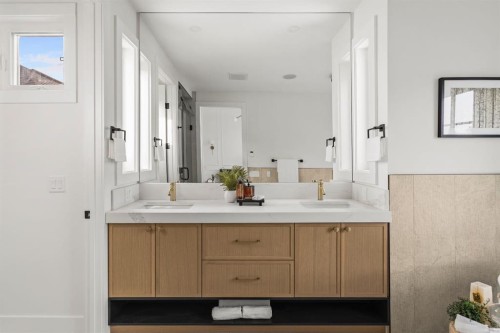 907 36 Street Nw, Calgary, AB - Indoor Photo Showing Bathroom