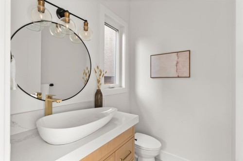 907 36 Street Nw, Calgary, AB - Indoor Photo Showing Bathroom