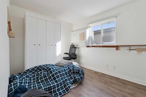 47 Everbrook Crescent Sw, Calgary, AB - Indoor Photo Showing Bedroom