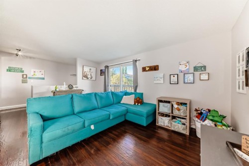 724D Raynard Crescent Se, Calgary, AB - Indoor Photo Showing Living Room