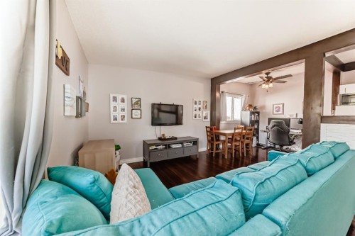 724D Raynard Crescent Se, Calgary, AB - Indoor Photo Showing Living Room
