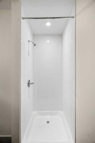 327-955 Mcpherson Road Ne, Calgary, AB - Indoor Photo Showing Bathroom