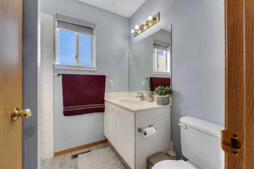 3790 Catalina Boulevard Ne, Calgary, AB - Indoor Photo Showing Bathroom