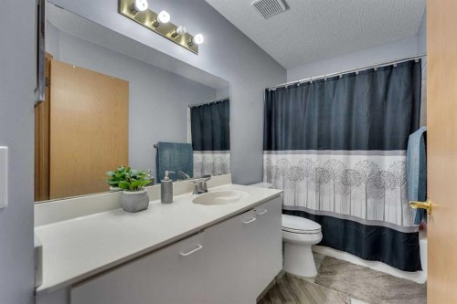 3790 Catalina Boulevard Ne, Calgary, AB - Indoor Photo Showing Bathroom