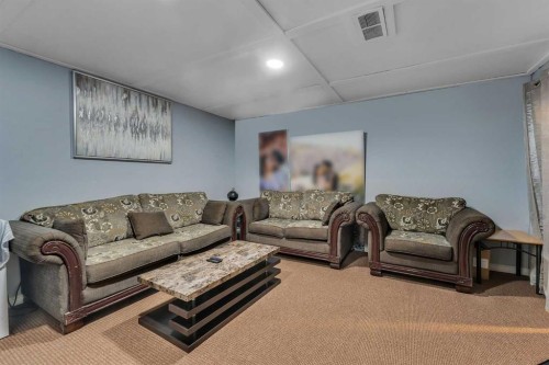 3790 Catalina Boulevard Ne, Calgary, AB - Indoor Photo Showing Living Room