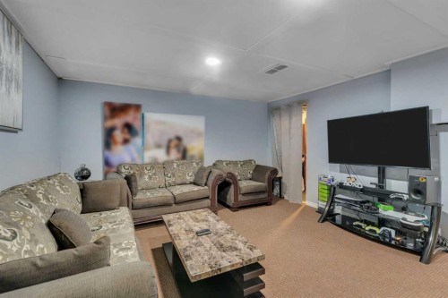 3790 Catalina Boulevard Ne, Calgary, AB - Indoor Photo Showing Living Room
