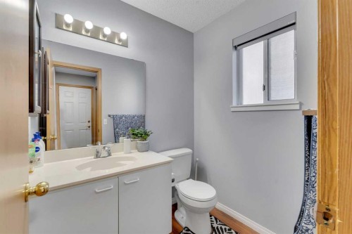 3790 Catalina Boulevard Ne, Calgary, AB - Indoor Photo Showing Bathroom