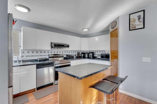 3790 Catalina Boulevard Ne, Calgary, AB - Indoor Photo Showing Kitchen