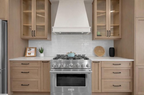 8140 47 Avenue Nw, Calgary, AB - Indoor Photo Showing Kitchen With Upgraded Kitchen