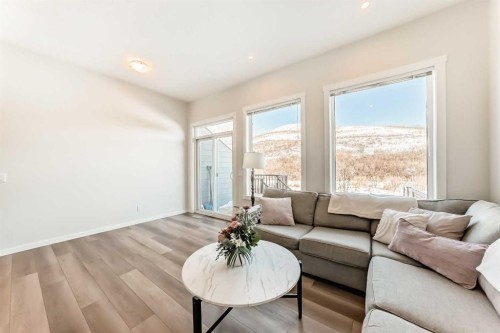 272 Cranbrook Square Se, Calgary, AB - Indoor Photo Showing Living Room