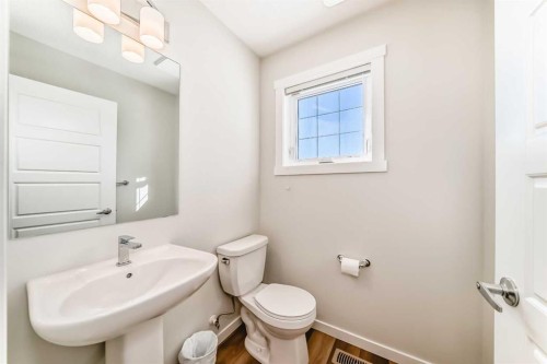 272 Cranbrook Square Se, Calgary, AB - Indoor Photo Showing Bathroom