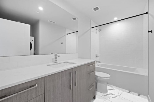 841-110 18A Street Nw, Calgary, AB - Indoor Photo Showing Bathroom