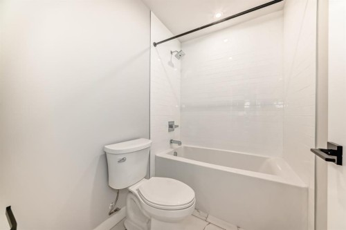 325-110 18A Street Nw, Calgary, AB - Indoor Photo Showing Bathroom