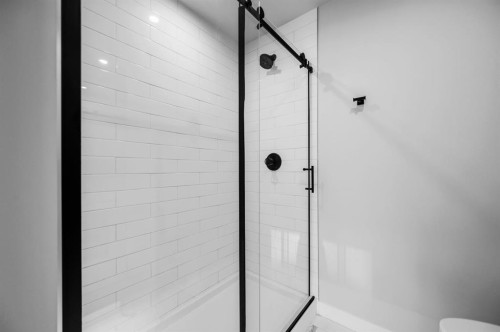 307-8375 Broadcast Avenue Sw, Calgary, AB - Indoor Photo Showing Bathroom