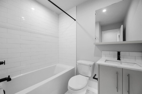 307-8375 Broadcast Avenue Sw, Calgary, AB - Indoor Photo Showing Bathroom