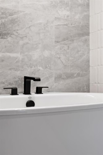 206-835 78 Street Sw, Calgary, AB - Indoor Photo Showing Bathroom